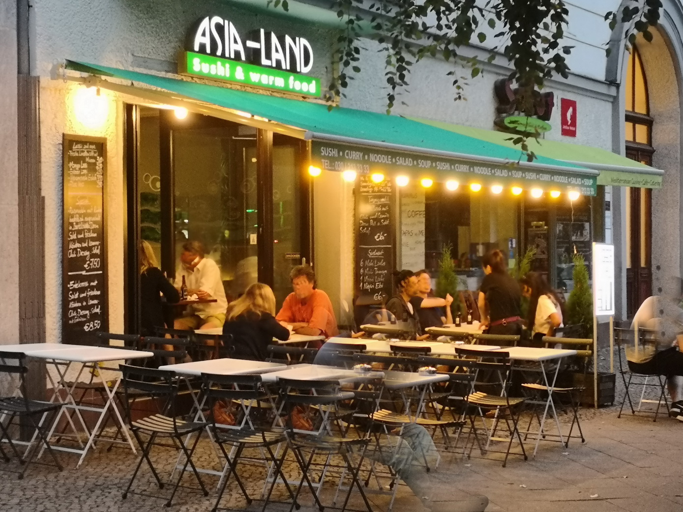 Berlin Restaurant ASIA-LAND Aussenansicht mit Terrasse